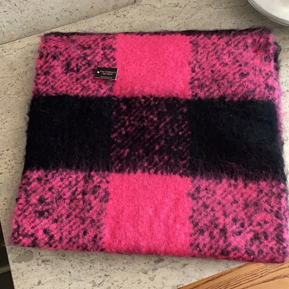 Victoria’s Secret Buffalo Check Fluffy Scarf - Picture 5 of 7